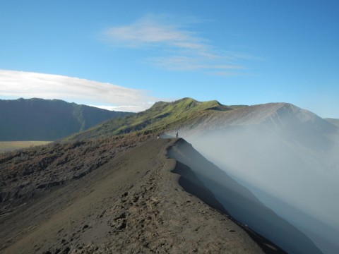 Pad langs de krater van Bromo